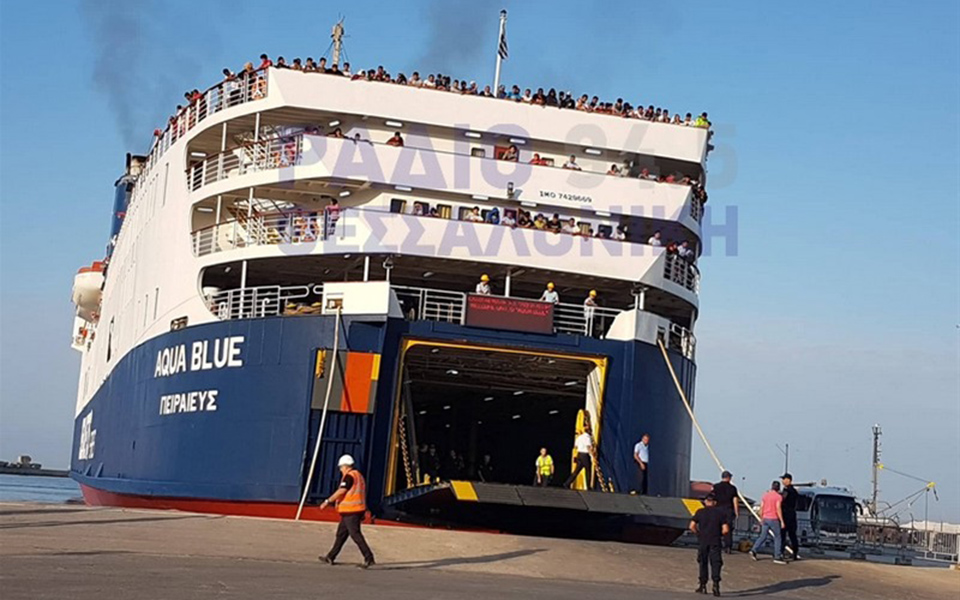 Στη Θεσσαλονίκη και δεύτερο πλοίο με μετανάστες από τη Λέσβο-1