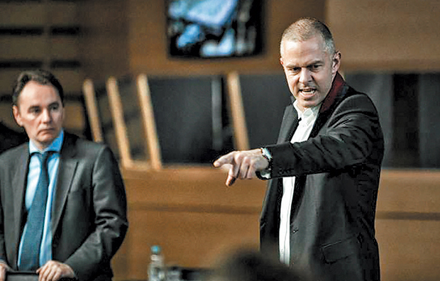 Αντιφατικές κριτικές στον διεθνή Τύπο για τους «Ενήλικες στην αίθουσα»-1