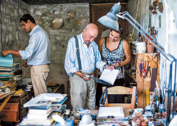 Βανδάλισαν γλυπτό του Γιάννη Μόραλη, τοποθετημένο κοντά στο σπίτι του, στην Αίγινα-2