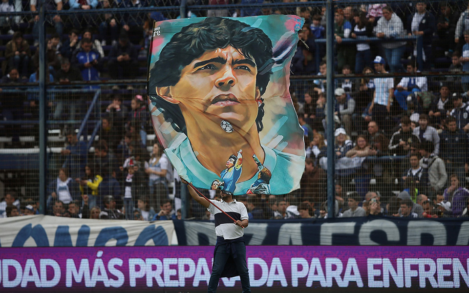 Αποθέωση του Μαραντόνα από τους οπαδούς της Χιμνάσια Λα Πλάτα (φωτογραφίες)-1