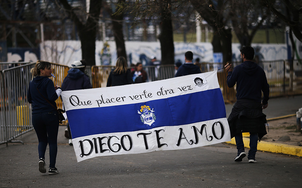 Αποθέωση του Μαραντόνα από τους οπαδούς της Χιμνάσια Λα Πλάτα (φωτογραφίες)-2