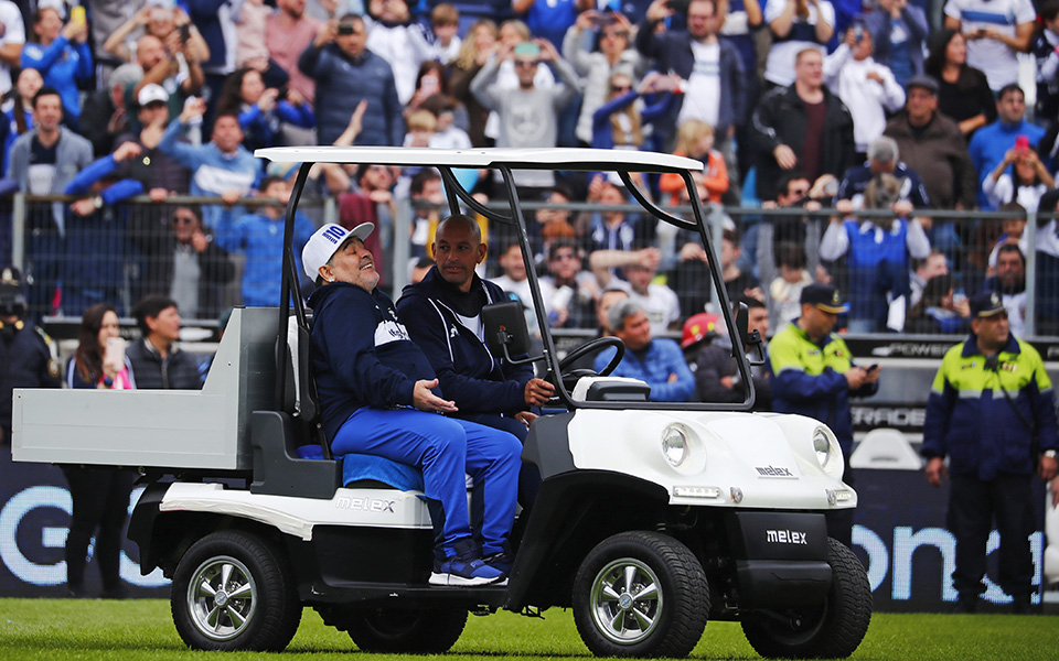 Αποθέωση του Μαραντόνα από τους οπαδούς της Χιμνάσια Λα Πλάτα (φωτογραφίες)-3