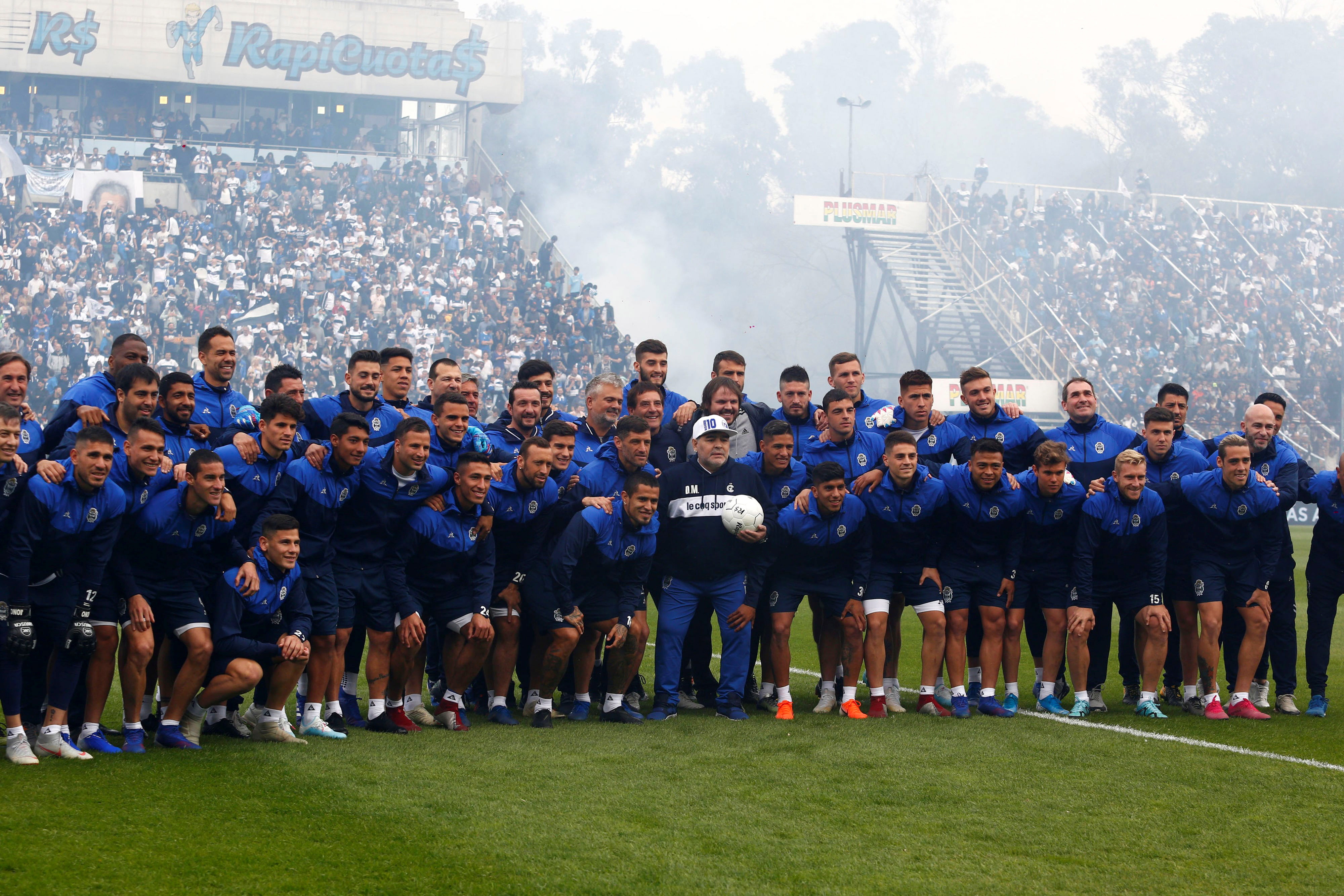 Αποθέωση του Μαραντόνα από τους οπαδούς της Χιμνάσια Λα Πλάτα (φωτογραφίες)-4