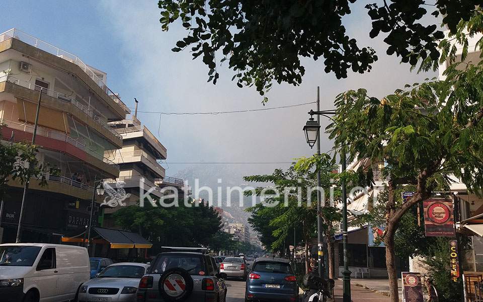 Ολονύχτια μάχη με τις φλόγες στο Λουτράκι – Συνδράμει και ο στρατός (φωτογραφίες – βίντεο)-9