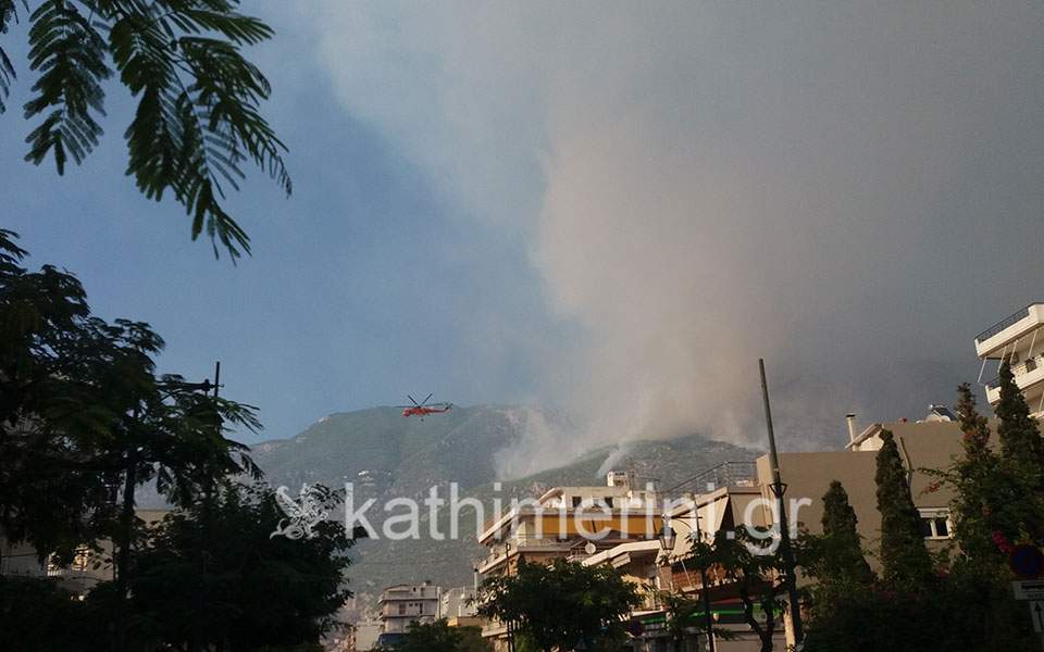 Ολονύχτια μάχη με τις φλόγες στο Λουτράκι – Συνδράμει και ο στρατός (φωτογραφίες – βίντεο)-6