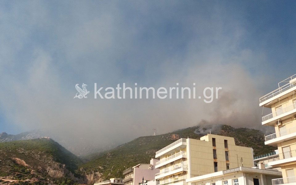 Ολονύχτια μάχη με τις φλόγες στο Λουτράκι – Συνδράμει και ο στρατός (φωτογραφίες – βίντεο)-5