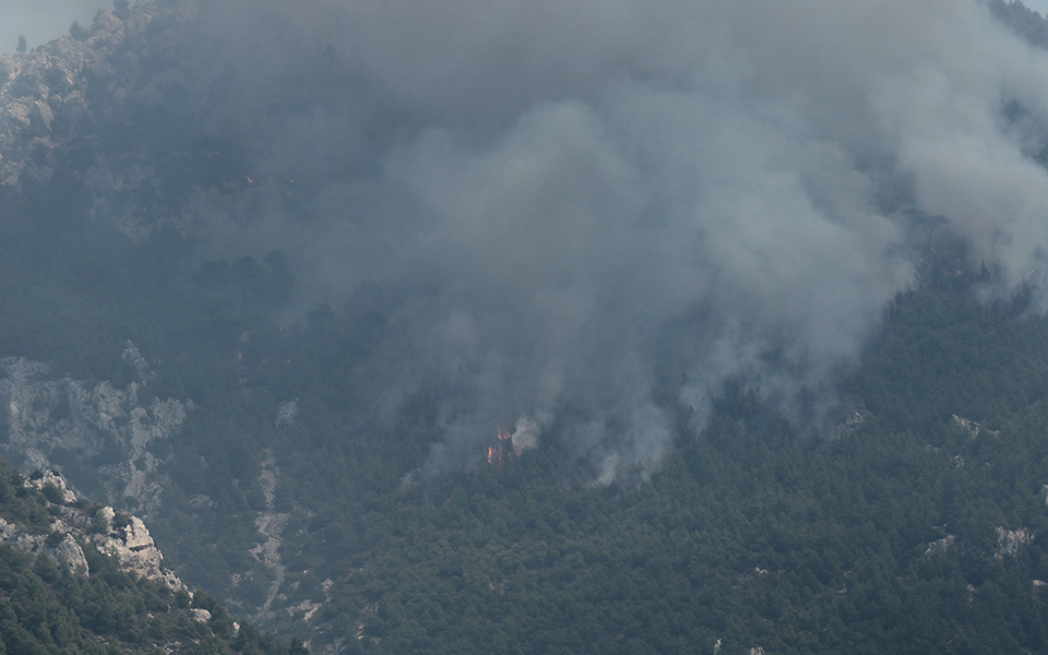 Λουτράκι: Οριοθέτηση και έλεγχο της φωτιάς μέχρι αύριο προβλέπει η Πυροσβεστική-1