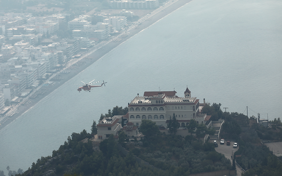 Λουτράκι: Οριοθέτηση και έλεγχο της φωτιάς μέχρι αύριο προβλέπει η Πυροσβεστική-2