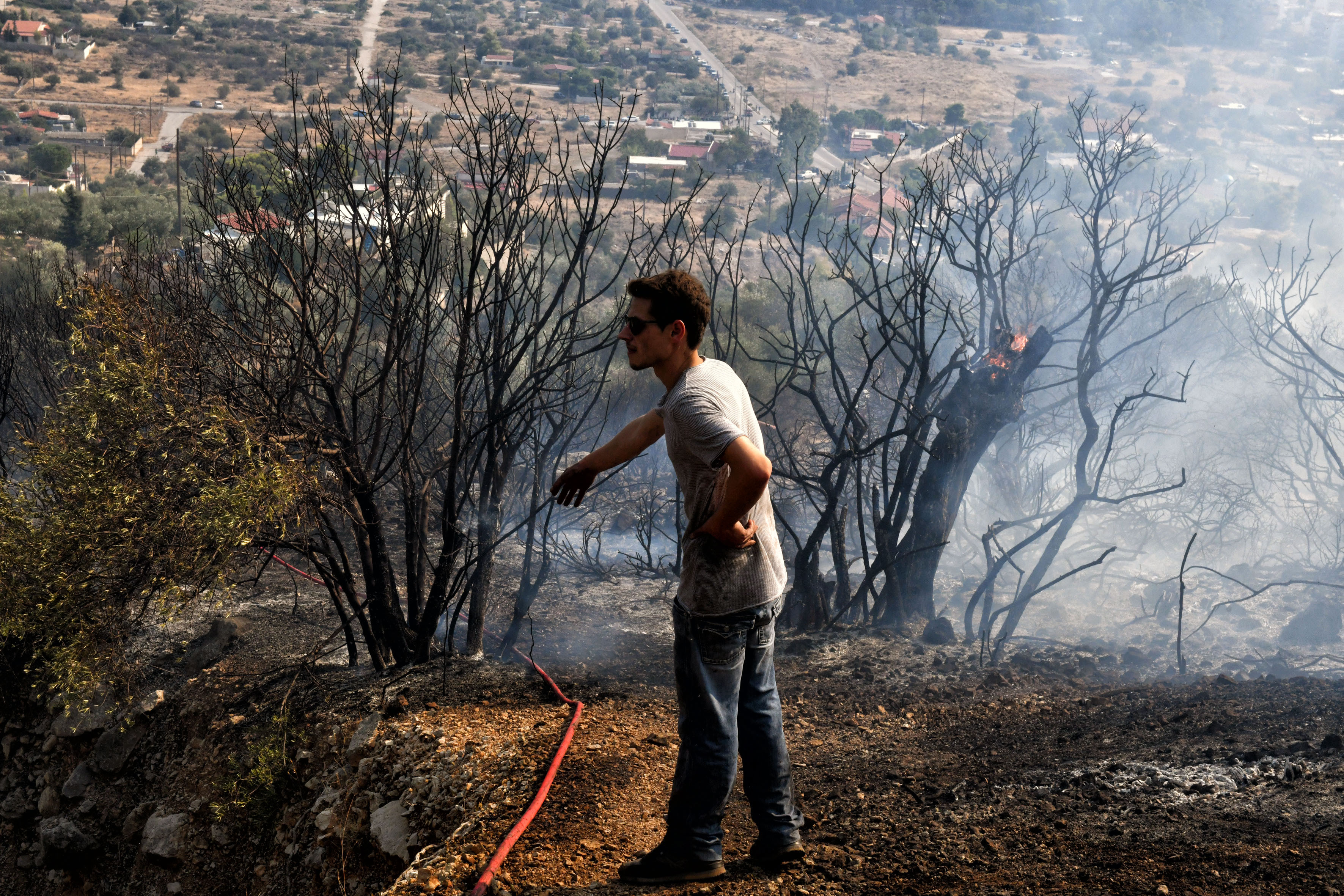 Λουτράκι: Οριοθέτηση και έλεγχο της φωτιάς μέχρι αύριο προβλέπει η Πυροσβεστική-3