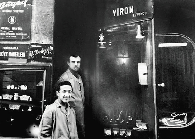 Βύρων Ντεγκλώ, ζωή σαν μυθιστόρημα-3