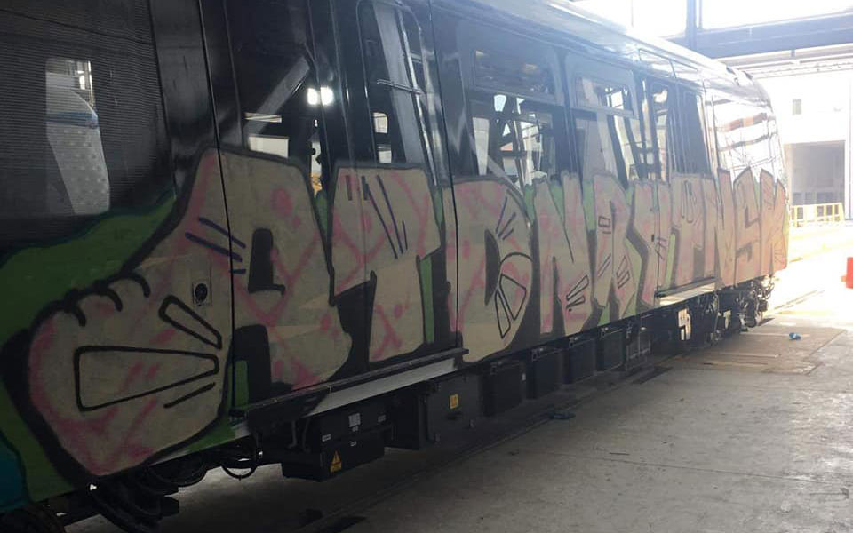Θεσσαλονίκη: Γκράφιτι και πάλι στα βαγόνια του μετρό-1