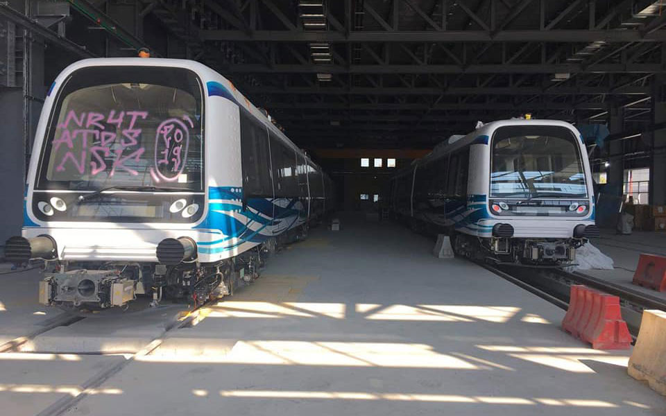 Θεσσαλονίκη: Γκράφιτι και πάλι στα βαγόνια του μετρό-2