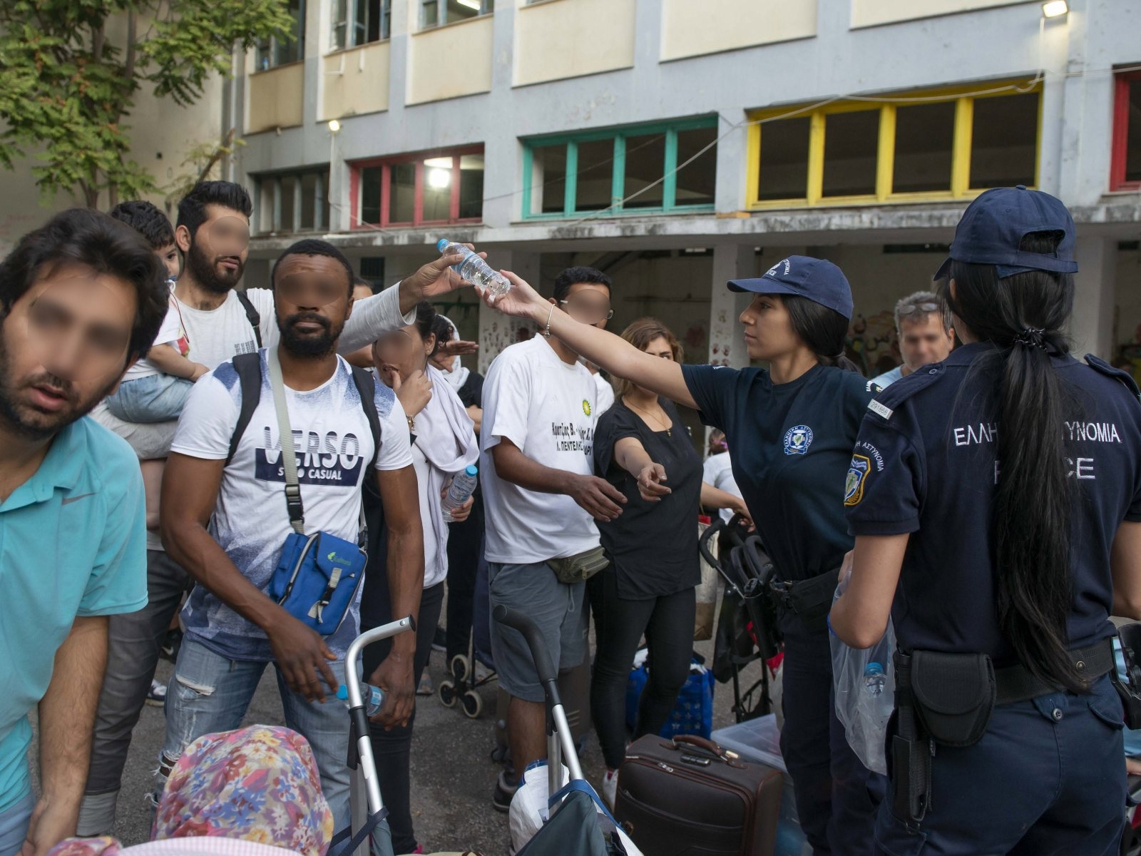 Ολοκληρώθηκε η επιχείρηση της EΛ.ΑΣ στα δύο υπό κατάληψη κτίρια στην Αχαρνών (φωτογραφίες)-10