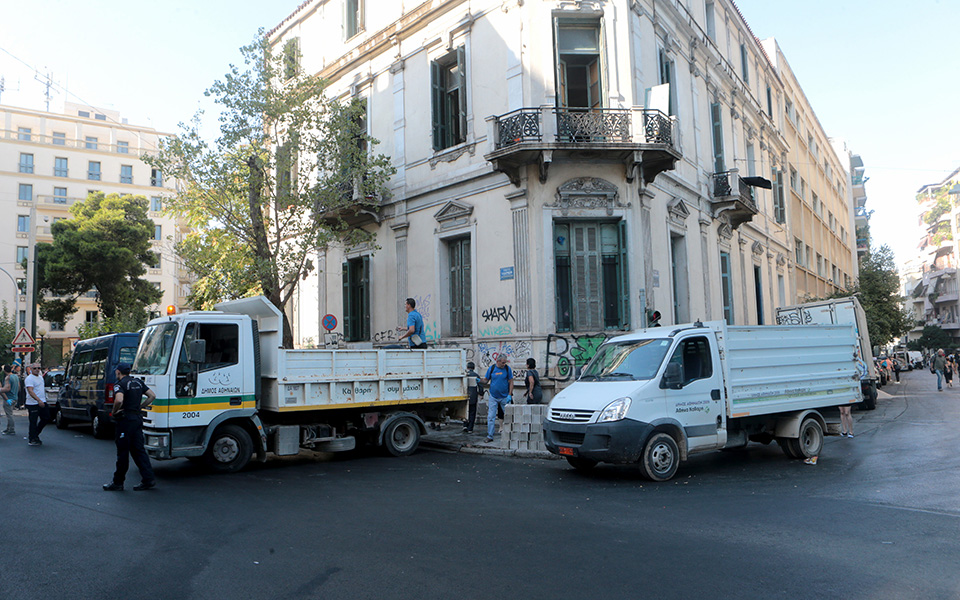 Ολοκληρώθηκε η επιχείρηση της EΛ.ΑΣ στα δύο υπό κατάληψη κτίρια στην Αχαρνών (φωτογραφίες)-1
