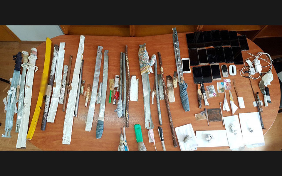 Ναρκωτικά, κινητά και αυτοσχέδια μαχαίρια στις φυλακές Αυλώνα (φωτογραφίες)-2