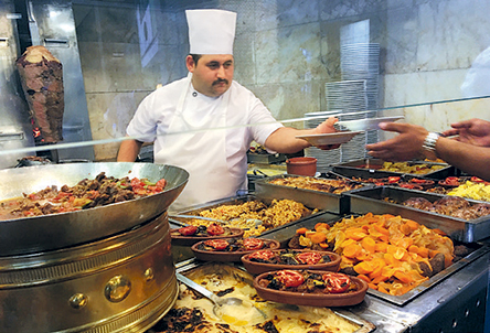 Μεσημεριανό στη σκιά ενός τζαμιού, στο Σκούταρι της Πόλης-1