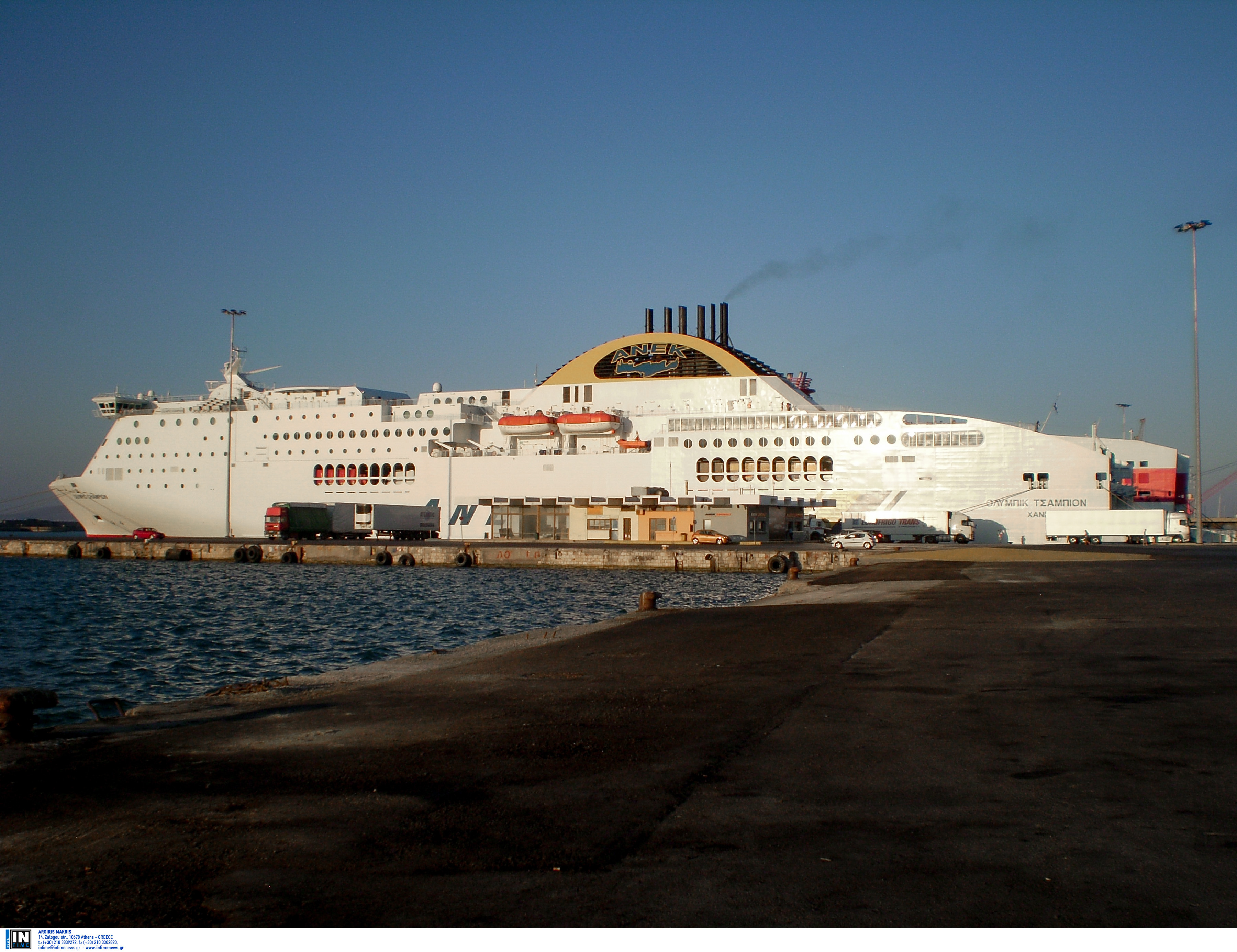 Ηγουμενίτσα: Ζημιές σε φορτηγά και εμπορεύματα από την πυρκαγιά στο πλοίο Olympic Champion (φωτογραφίες-βίντεο)-1