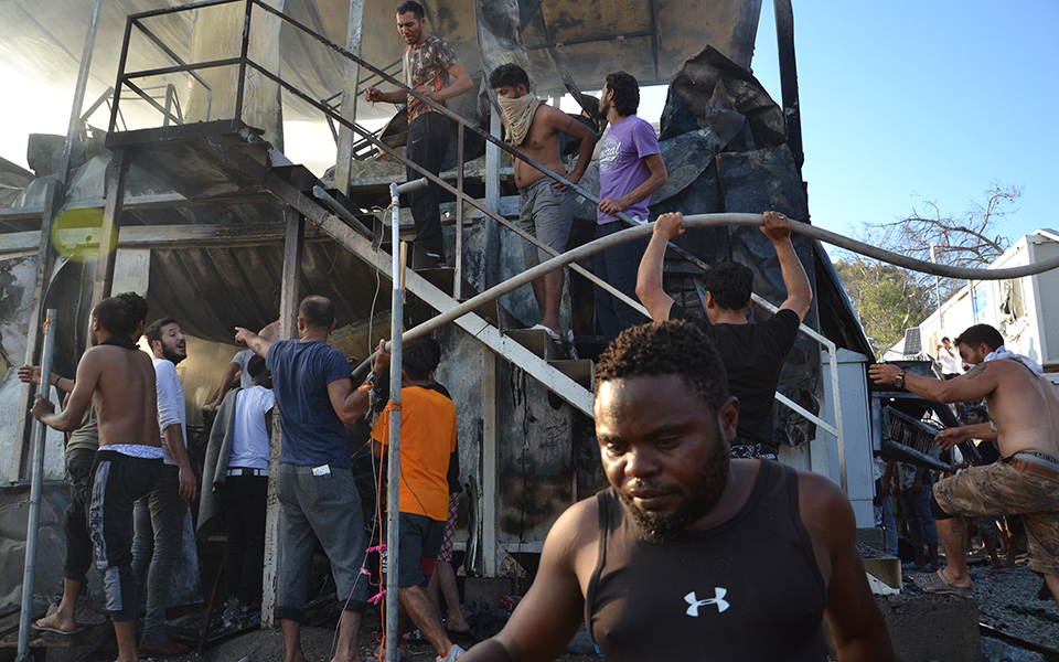 «Δύο νεκροί από την πυρκαγιά στη Μόρια», λέει ο Περιφερειάρχης Βορείου Αιγαίου (βίντεο – φωτογραφίες)-3