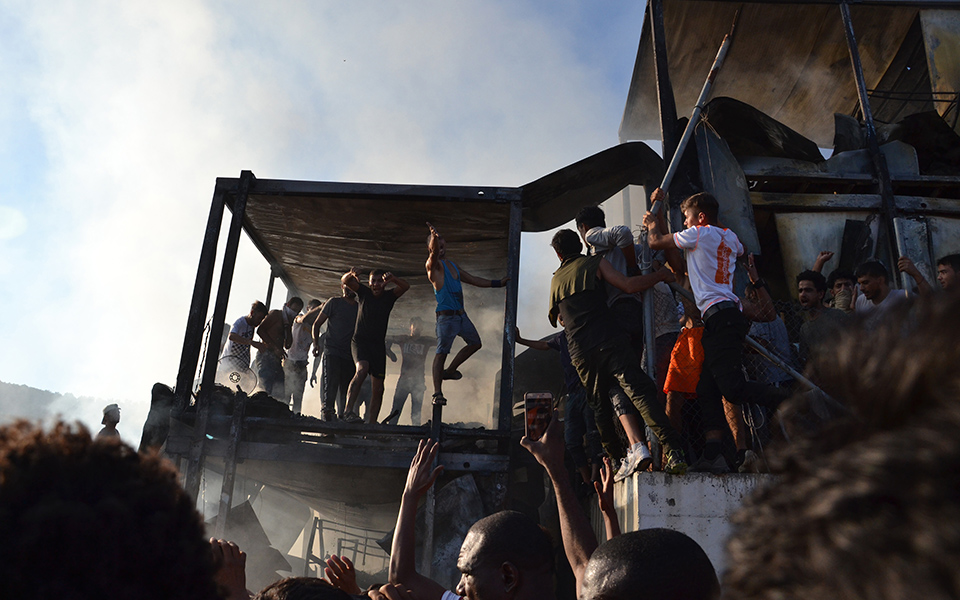 «Δύο νεκροί από την πυρκαγιά στη Μόρια», λέει ο Περιφερειάρχης Βορείου Αιγαίου (βίντεο – φωτογραφίες)-5