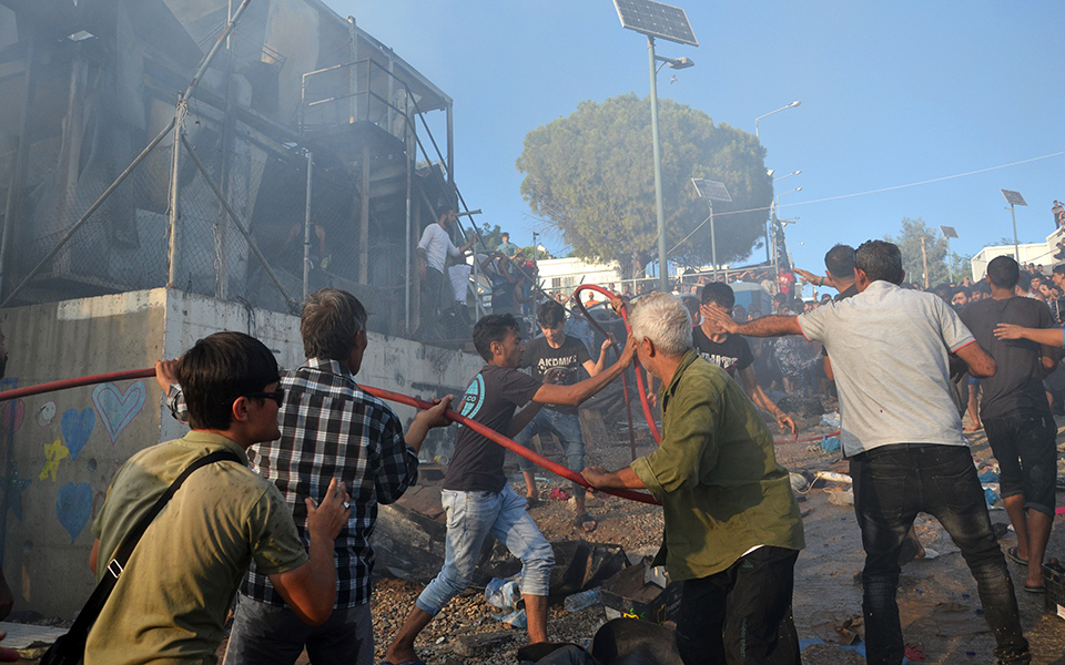 «Δύο νεκροί από την πυρκαγιά στη Μόρια», λέει ο Περιφερειάρχης Βορείου Αιγαίου (βίντεο – φωτογραφίες)-4
