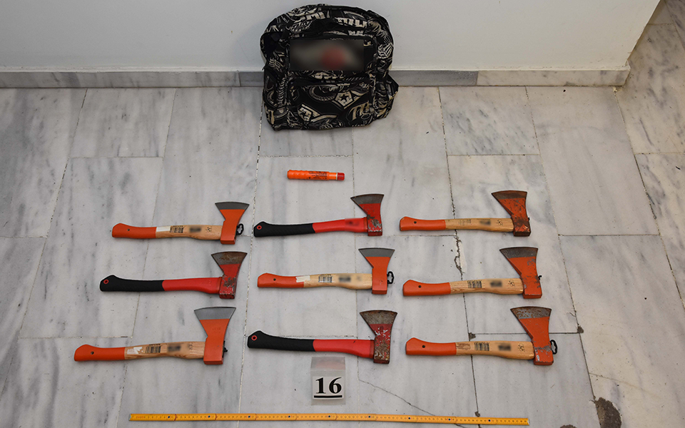 Ρόπαλα και τσεκούρια σε συνδέσμους οπαδών στη Θεσσαλονίκη (φωτογραφίες)-2