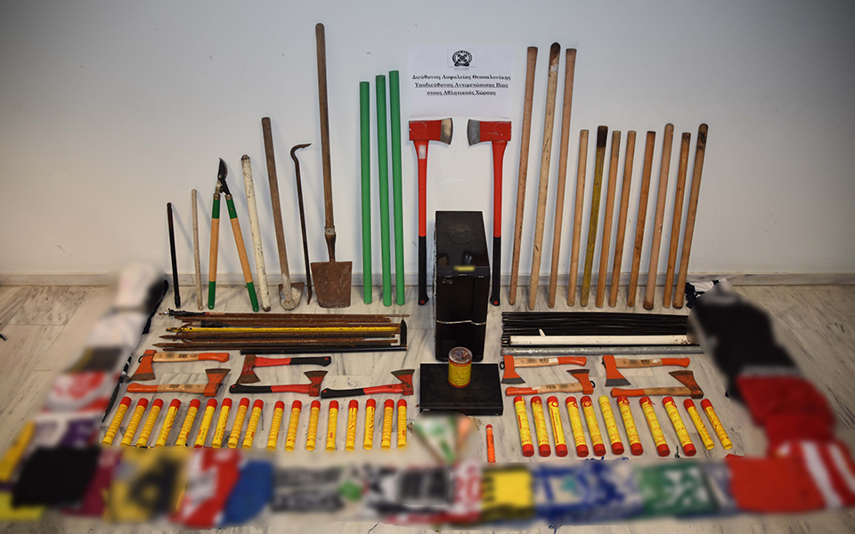 Ρόπαλα και τσεκούρια σε συνδέσμους οπαδών στη Θεσσαλονίκη (φωτογραφίες)-1