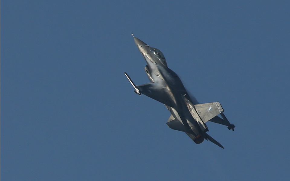 Εντυπωσιακή δοκιμαστική πτήση F16 στη Θεσσαλονίκη ενόψει της παρέλασης (φωτογραφίες – βίντεο)-1