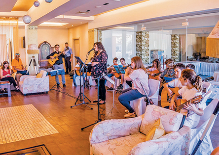 Η συγκινητική ιστορία της Νέλλης Καμχή-Σεφιχά, που φυγαδεύθηκε στη Μάνη το ’43-2