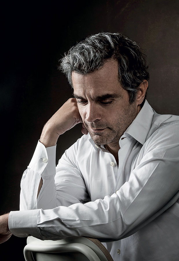 Κωνσταντίνος Μαρκουλάκης: «Λίγο πριν από τα πενήντα, ενηλικιώνομαι στην αγάπη»-1