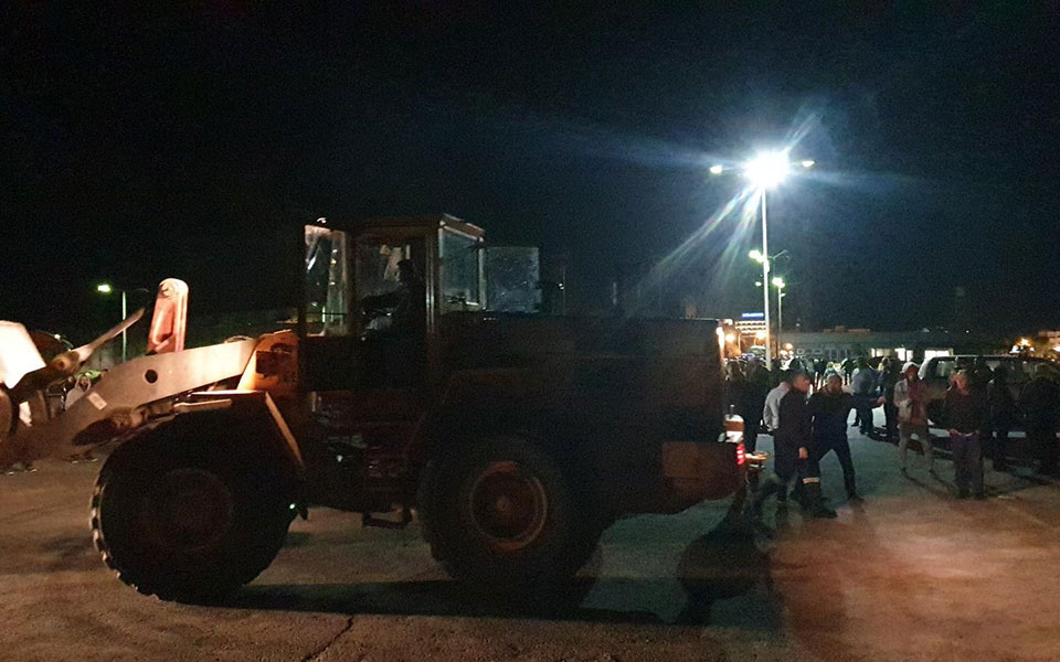 Κως: Δήμαρχος και κάτοικοι «μπλόκαραν» την αποβίβαση μεταναστών-1