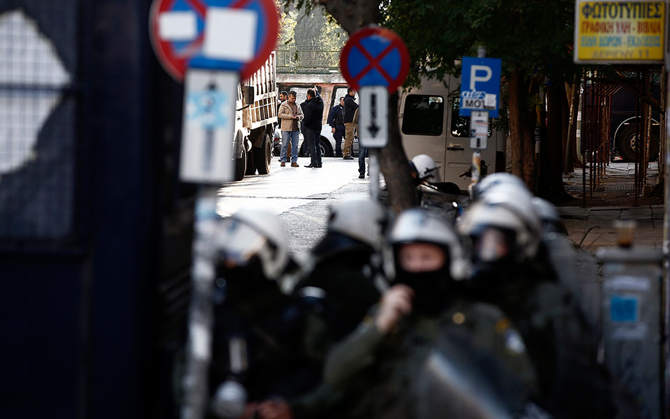 «Σφράγισε» το υπό κατάληψη κτίριο δίπλα στην ΑΣΟΕΕ η ΕΛ.ΑΣ. – Τέσσερις προσαγωγές-1