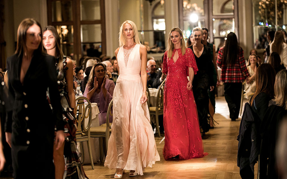 Μια λαμπρή επίδειξη μόδας έγινε στην Αθήνα για οικονομική ενίσχυση του Ιδρύματος Θεοχαράκη-1