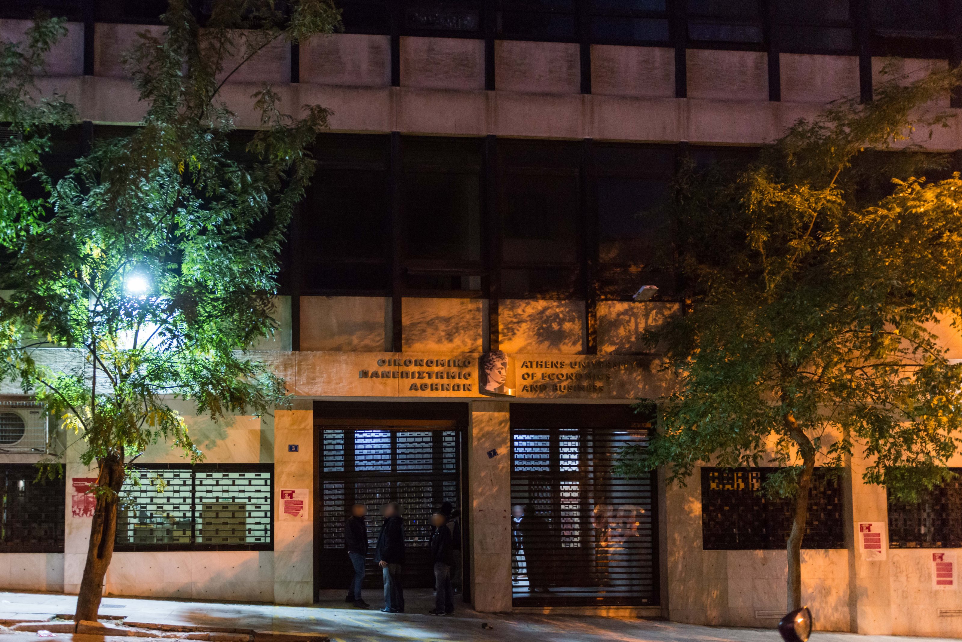 Kοντάρια, κράνη, γάντια, κουκούλες, ρούχα αμφίεσης και πυροσβεστήρες στη «γιάφκα» της ΑΣΟΕΕ-13