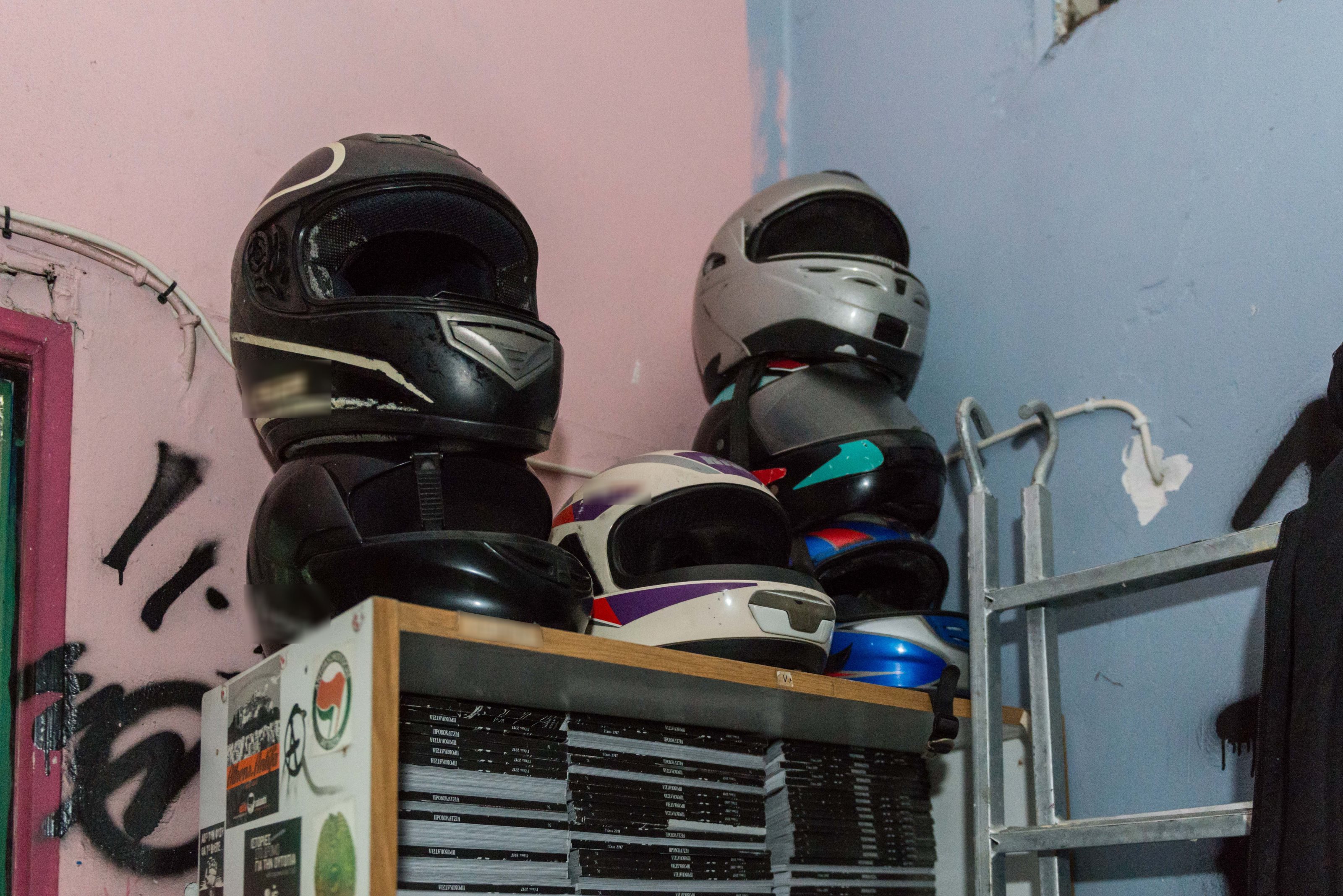 Kοντάρια, κράνη, γάντια, κουκούλες, ρούχα αμφίεσης και πυροσβεστήρες στη «γιάφκα» της ΑΣΟΕΕ-4