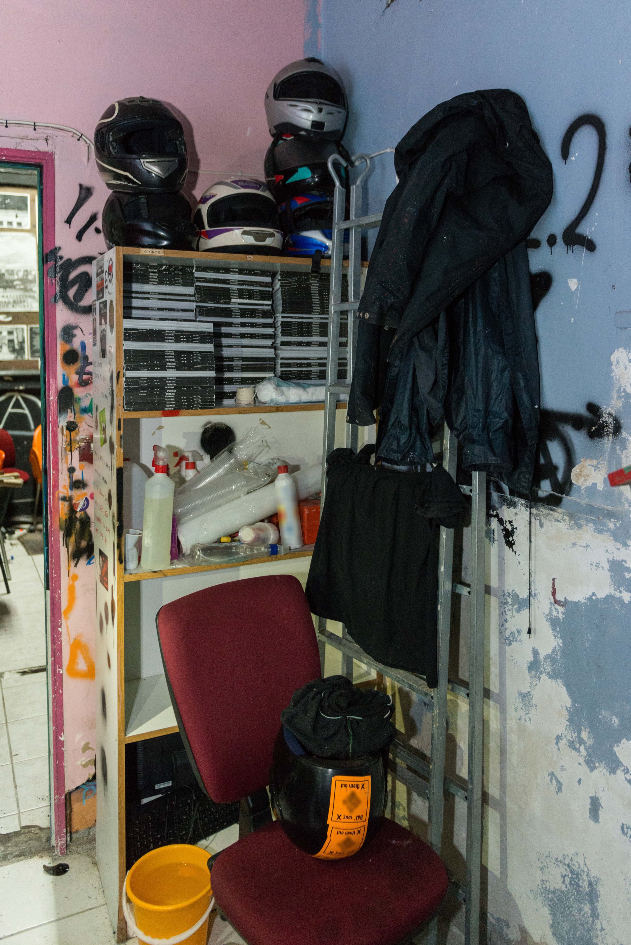 Kοντάρια, κράνη, γάντια, κουκούλες, ρούχα αμφίεσης και πυροσβεστήρες στη «γιάφκα» της ΑΣΟΕΕ-3