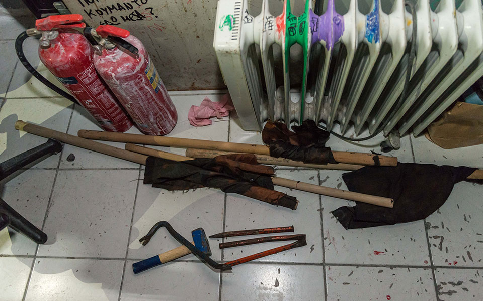 Kοντάρια, κράνη, γάντια, κουκούλες, ρούχα αμφίεσης και πυροσβεστήρες στη «γιάφκα» της ΑΣΟΕΕ-1