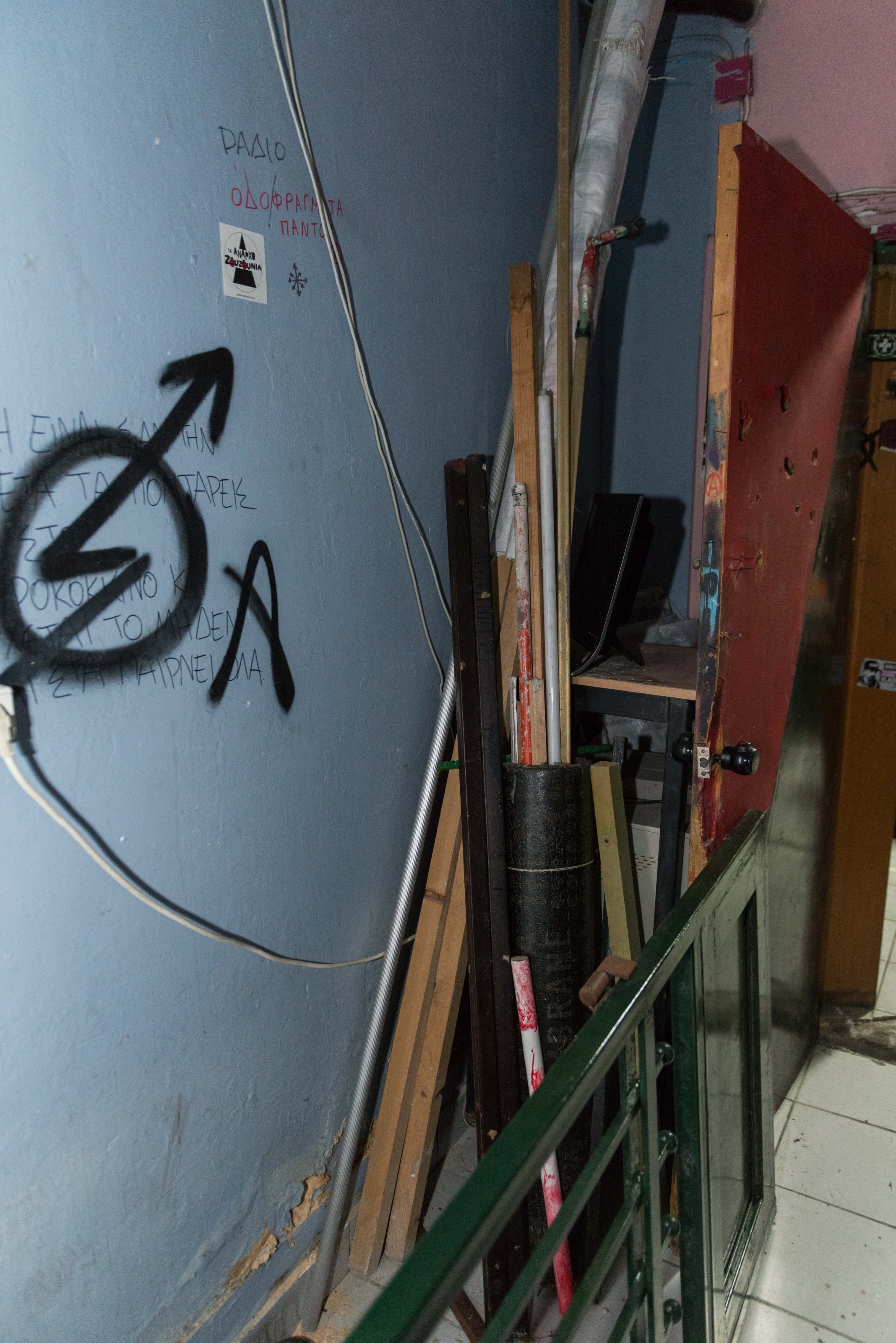 Kοντάρια, κράνη, γάντια, κουκούλες, ρούχα αμφίεσης και πυροσβεστήρες στη «γιάφκα» της ΑΣΟΕΕ-11