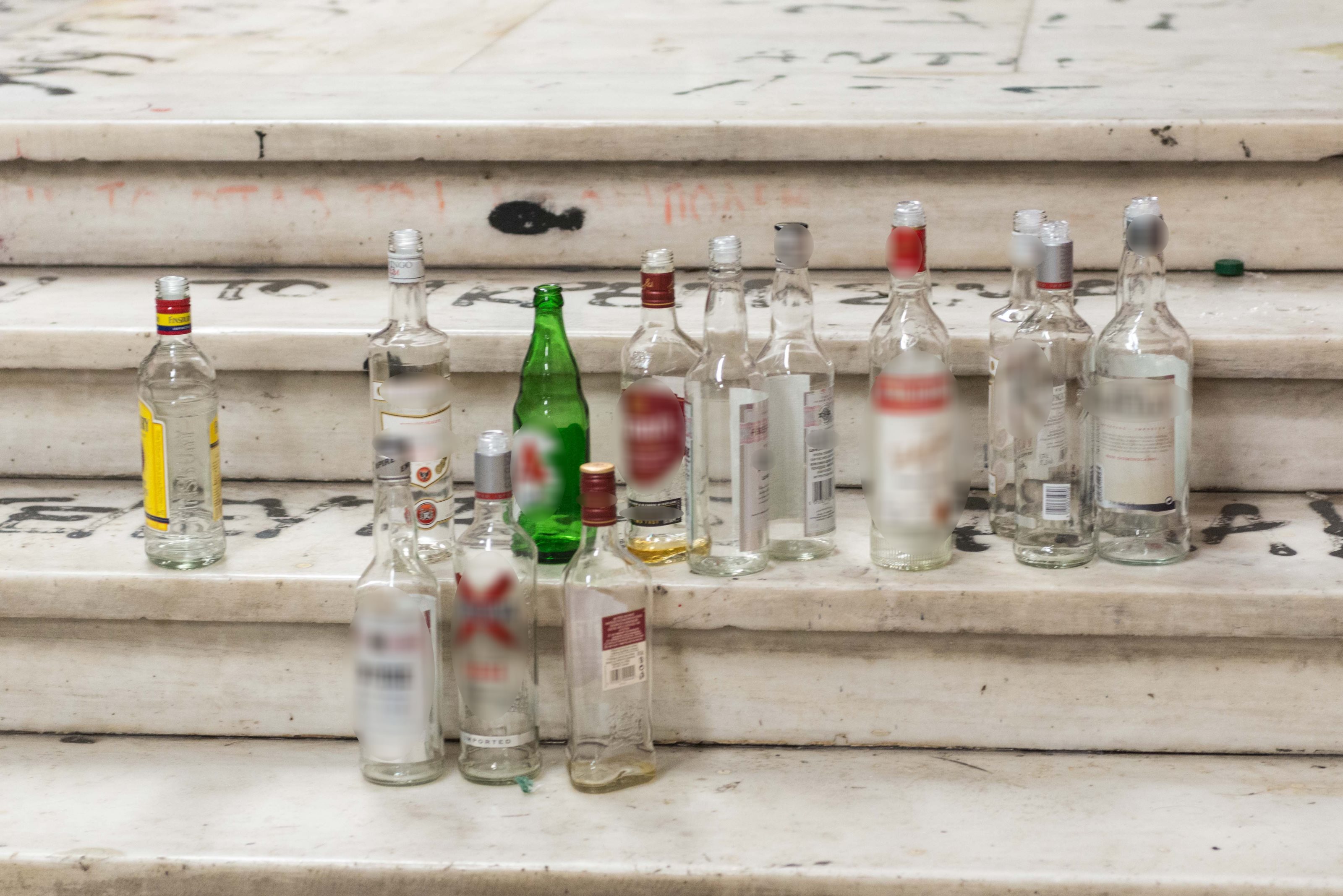 Kοντάρια, κράνη, γάντια, κουκούλες, ρούχα αμφίεσης και πυροσβεστήρες στη «γιάφκα» της ΑΣΟΕΕ-8