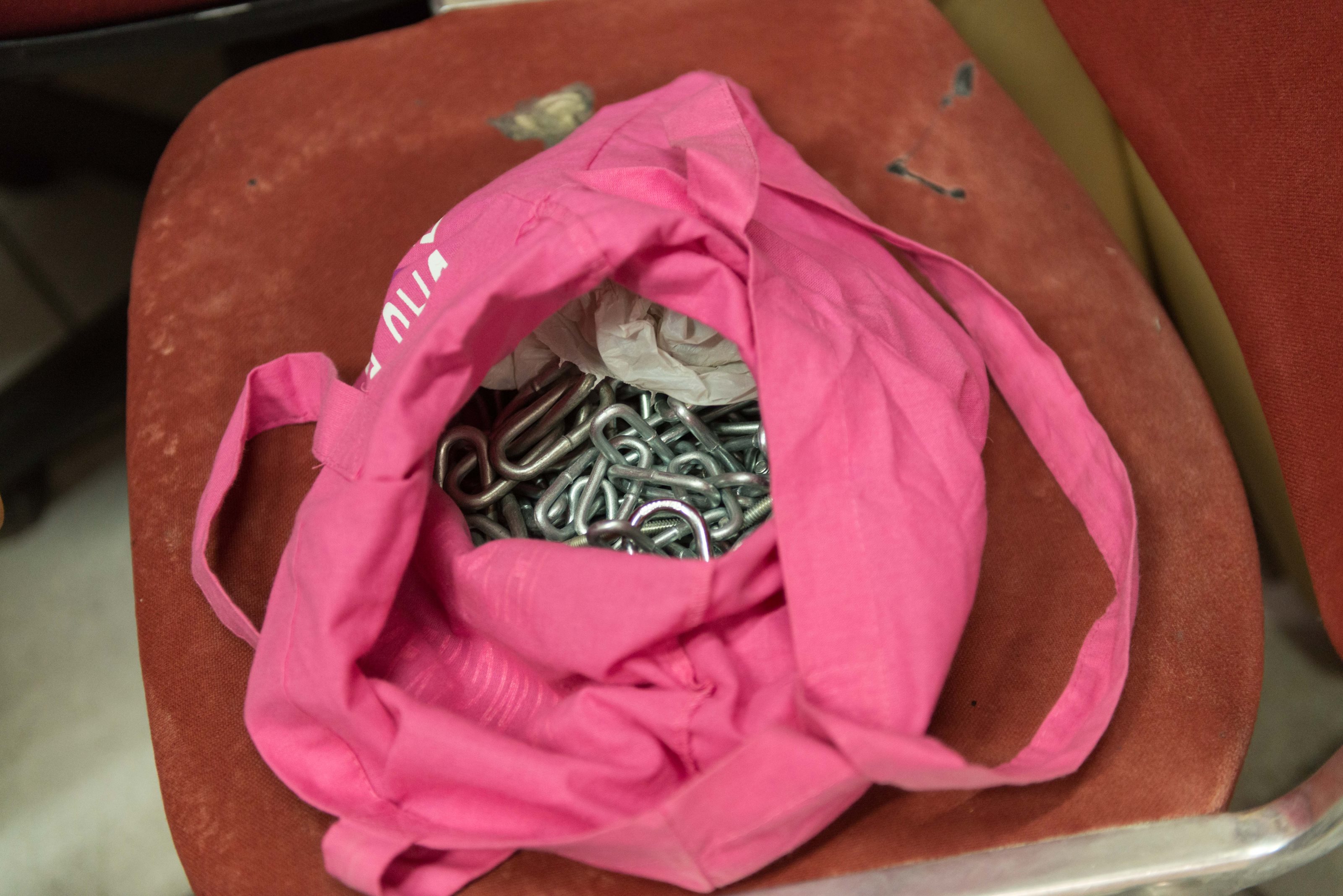 Kοντάρια, κράνη, γάντια, κουκούλες, ρούχα αμφίεσης και πυροσβεστήρες στη «γιάφκα» της ΑΣΟΕΕ-12