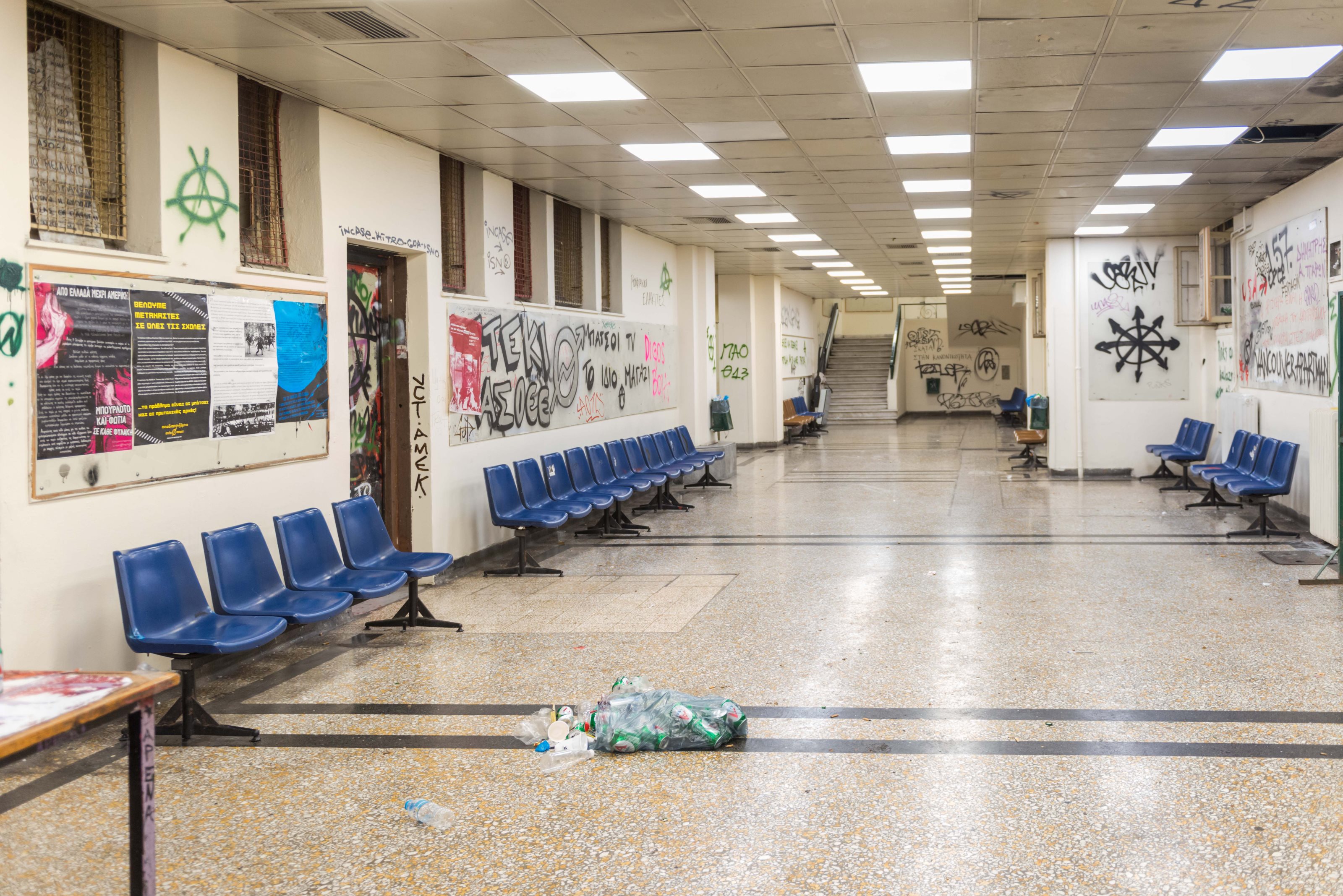 Kοντάρια, κράνη, γάντια, κουκούλες, ρούχα αμφίεσης και πυροσβεστήρες στη «γιάφκα» της ΑΣΟΕΕ-7