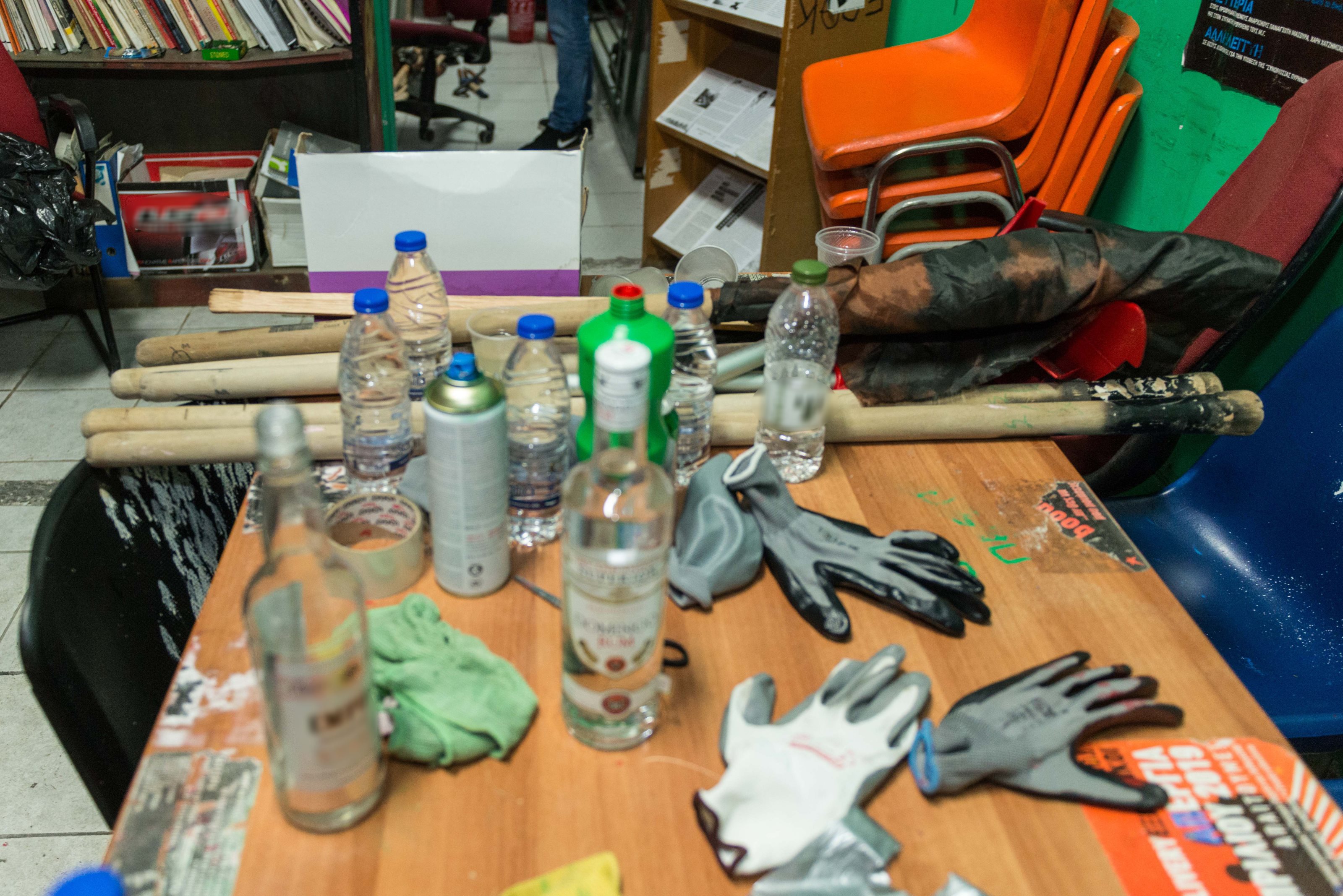 Kοντάρια, κράνη, γάντια, κουκούλες, ρούχα αμφίεσης και πυροσβεστήρες στη «γιάφκα» της ΑΣΟΕΕ-6