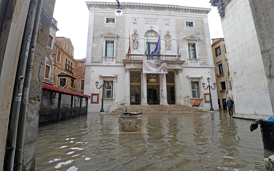Ανυπολόγιστες καταστροφές και ένας νεκρός από τη «βιβλική» πλημμύρα στη Βενετία (φωτογραφίες)-4