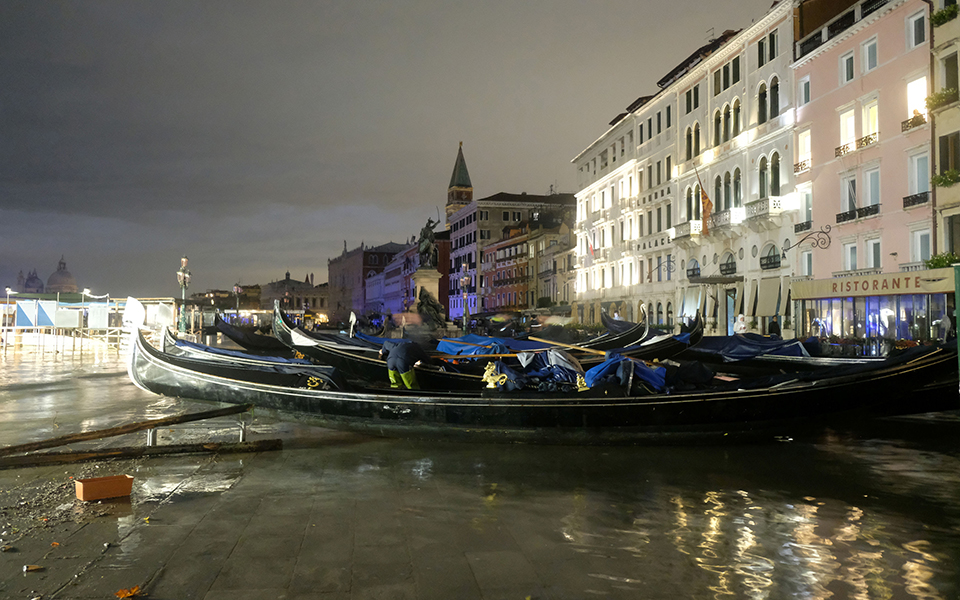 Σε κατάσταση καταστροφής η Βενετία – Η δεύτερη μεγαλύτερη πλημμύρα στην ιστορία της (φωτογραφίες)-6
