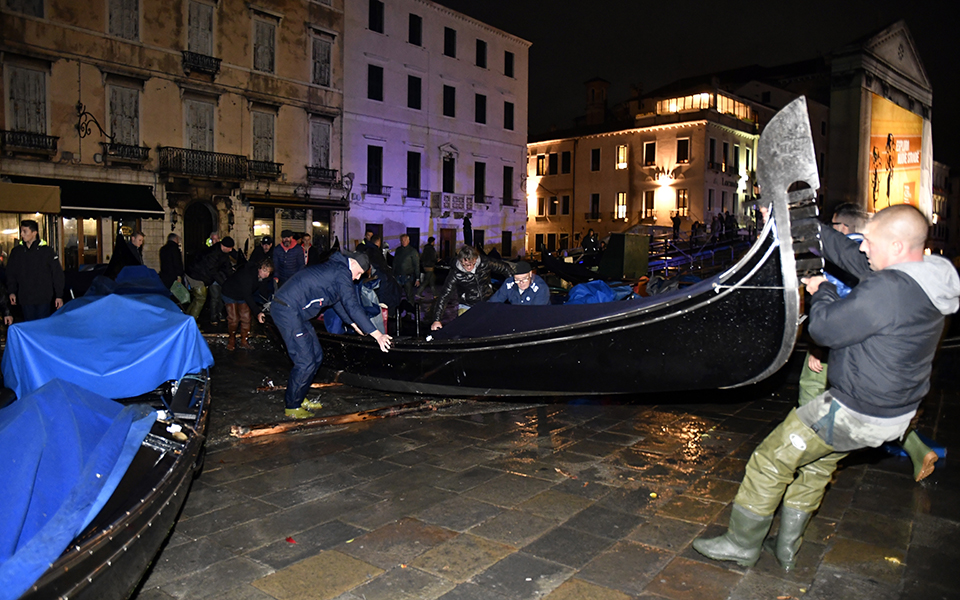 Ανυπολόγιστες καταστροφές και ένας νεκρός από τη «βιβλική» πλημμύρα στη Βενετία (φωτογραφίες)-5