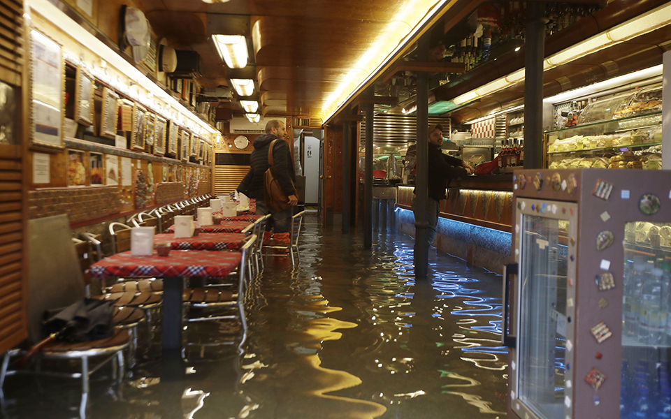 Σε κατάσταση καταστροφής η Βενετία – Η δεύτερη μεγαλύτερη πλημμύρα στην ιστορία της (φωτογραφίες)-5