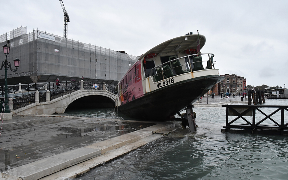 Ανυπολόγιστες καταστροφές και ένας νεκρός από τη «βιβλική» πλημμύρα στη Βενετία (φωτογραφίες)-6
