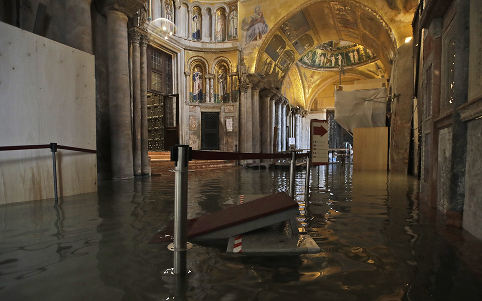 Ανυπολόγιστες καταστροφές και ένας νεκρός από τη «βιβλική» πλημμύρα στη Βενετία (φωτογραφίες)-3