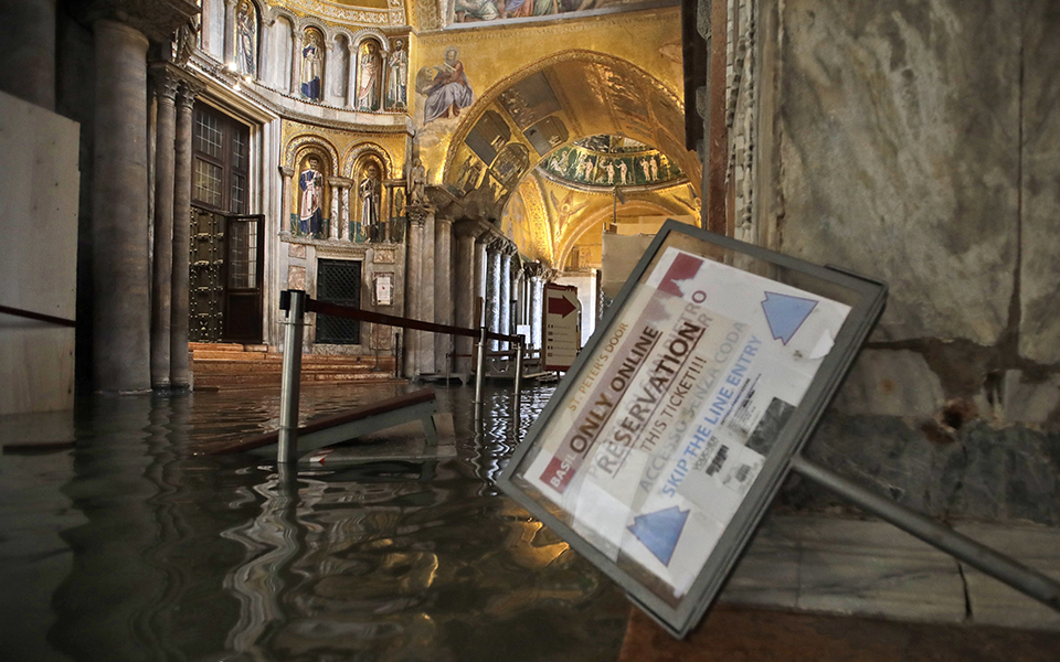 Ανυπολόγιστες καταστροφές και ένας νεκρός από τη «βιβλική» πλημμύρα στη Βενετία (φωτογραφίες)-2