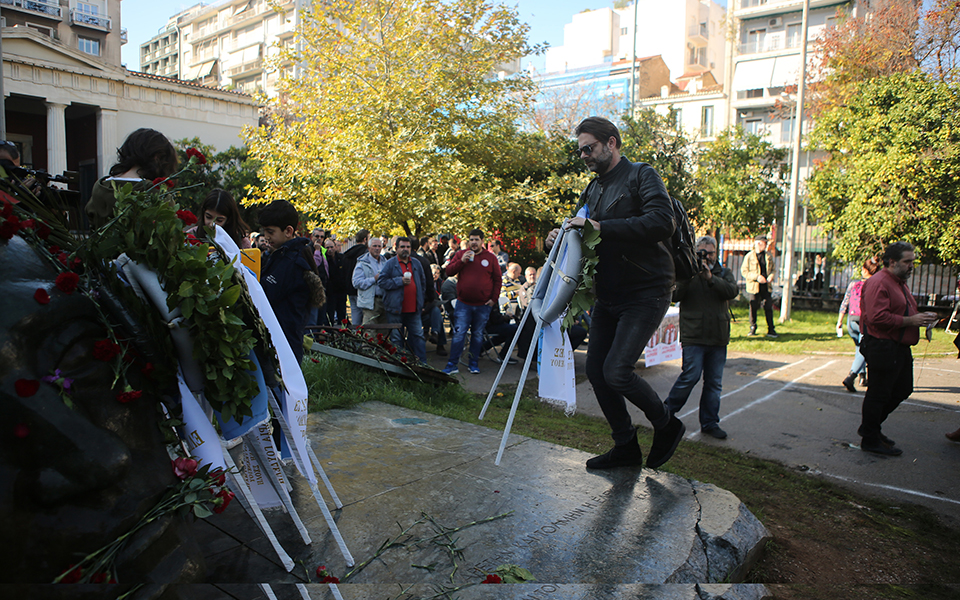 Άνοιξαν οι πύλες του Πολυτεχνείου  – Οι κυκλοφοριακές ρυθμίσεις και τα μέτρα της ΕΛ. ΑΣ (φωτογραφίες)-4