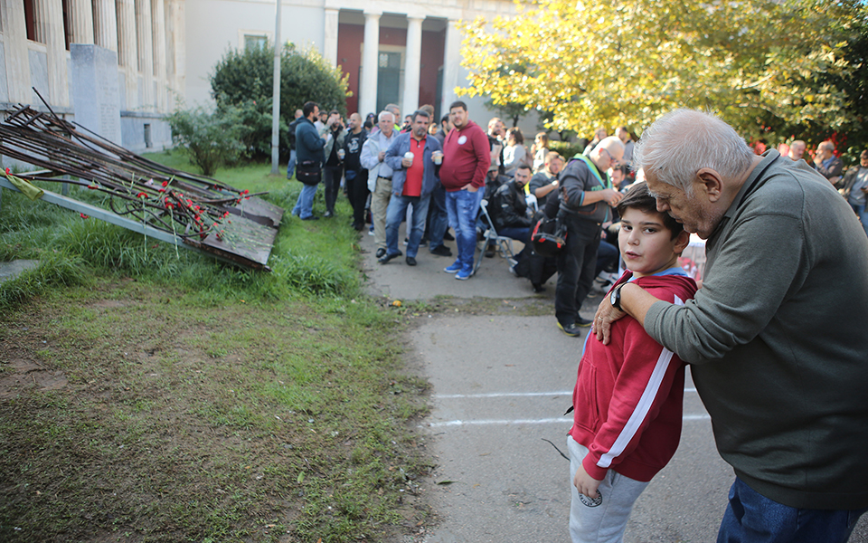 Άνοιξαν οι πύλες του Πολυτεχνείου  – Οι κυκλοφοριακές ρυθμίσεις και τα μέτρα της ΕΛ. ΑΣ (φωτογραφίες)-5
